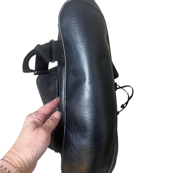 WALT DISNEY WORLD Black PVC Vintage 90's Embroidered Backpack - Picture 7 of 10